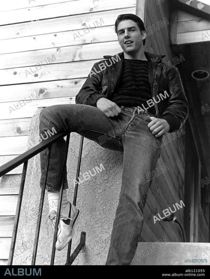 TOM CRUISE en REBELDES, 1983 (THE OUTSIDERS), dirigida por FRANCIS FORD COPPOLA. Copyright WARNER BROTHERS.