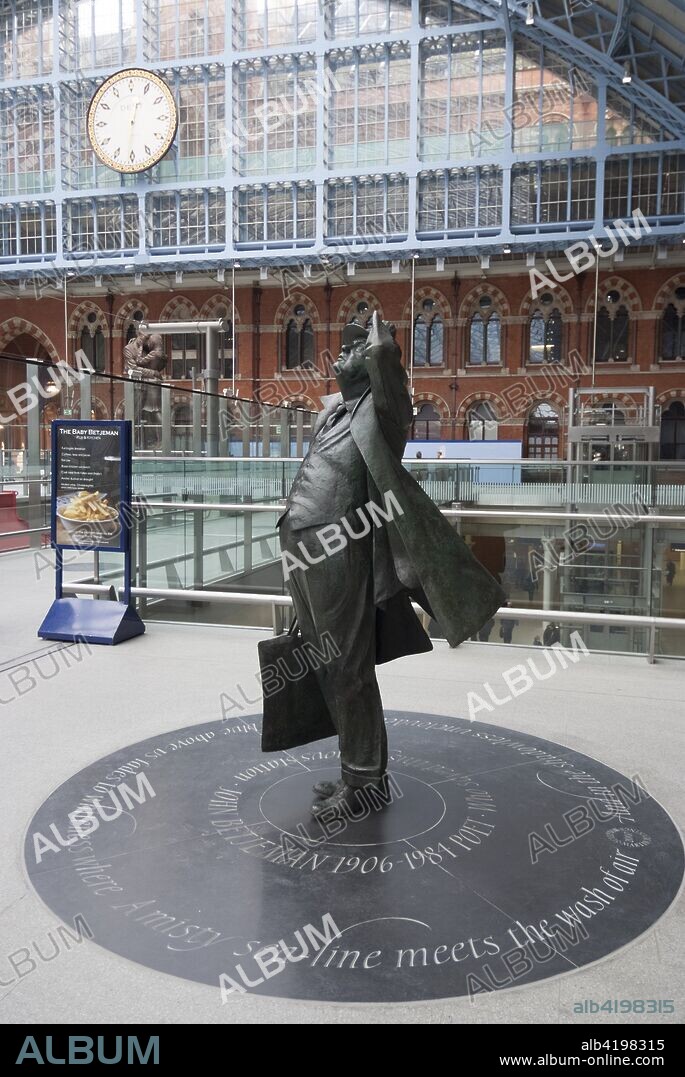Statue of the poet Sir John Betjeman, responsible for saving the station in the 1960s, dedicated in an 8.5 foot sculpture by sculptor Paul Day, under the arches of the renovated St Pancras International Train Station, London, NW1, England.