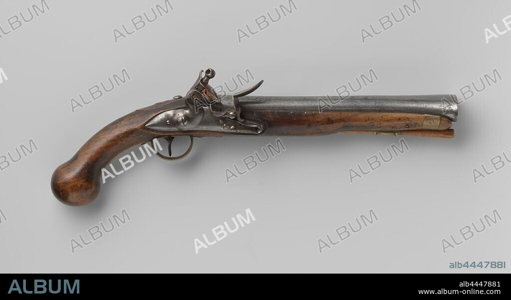 Flint Thunderbus Belted Pistol with Emblem of Admiralty Enkhuizen, Single flint Thunderbus Belted Pistol. The lock plate is engraved with a signature and marked on the inside with TB or JR. The barrel starts round and straight to narrow slightly towards the center and widen towards the trumpet and become oval, the barrel is stamped with the coat of arms of Amsterdam and a sign consisting of two crossed anchors with the letters A and E, the emblem of Admiralty Enkhuizen. The stock is simply cut and ends in an unprocessed, solid wood stock knob. The belt hook is made of iron, the batter is also copper and consists of, among other things, a front drawer belt and a loading stick tube, the loading stick is made of wood, Enkhuizen, Admiralty of the Noorderkwartier, Johannes Rousseau, Amsterdam, 1780 - 1795, wood (plant material), iron (metal), brass (alloy), cutting, l 47.2 cm l 28.6 cm d 52.3 mm × d 26.7 mm.