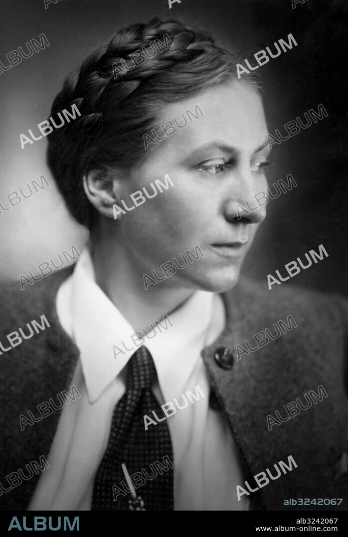Orig. bildtext... 5 JAHRE REICHSFRAUENFÜHRERIN Am 24. Februar kann die Reichsfrauenführerin Gertrud Scholtz-Klink auf eine 5jährige Amstätigkeit zurückblicken. Vor 5 Jahren übertrug der Führer Frau Scholtz-Klink, die bis dahin seit 1929 Gaufrauenschaftsleiterin von Baden und Hessen war, die Leitung der NS-Frauenschaft und des Deutschen Frauenwerks. (Neueste Aufnahme) 22.2.39. Orig. bildtext... TYSKLANDS KVINNOR MOBILISERAS. Ledarinnan för nationalsocialistiska kvinnoorganisationen, fru von Scholtz-Klink, skall i samband med kvinnomobiliseringen i Tyskland organisera upp en kvinnlig officerskår. Fru von Scholtz-Klink kommer eventuellt att få generals rang. 12-44 Anm. G Scholtz-Klink, 1902-1999, tysk ledare för de organiserade nazistiska kvinnorna, från 1934 Reichsfrauenführerin. Flätor CD575 persons: GERTRUD SCHOLTZ-KLINK sites: TYSKLAND PhotoDate:1939-??-??.