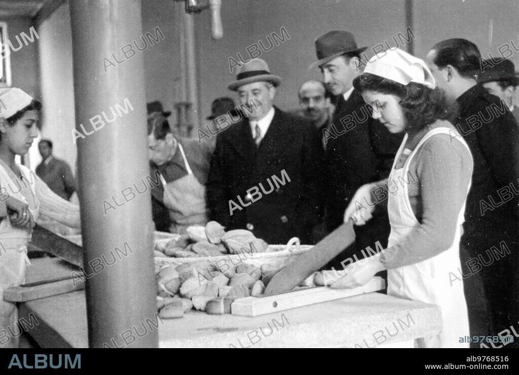 1923. Acto de inauguración del albergue para Mendigos en el puente de la Princesa de Madrid.