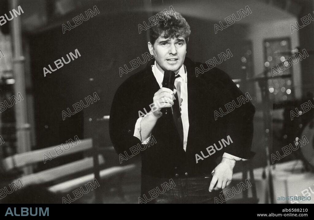 Schöbel, Frank; deutscher Schlagersänger; geb. am 11.12.1942 in Leipzig. /-Frank Schöbel bei einem Auftritt.-/ Publicity-Foto für die Sendung "Tour de Frank '87" des Fernsehens der DDR, Sendung vom 21. November 1987.