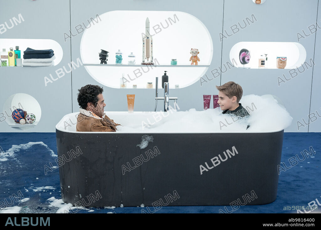 JAMEL DEBBOUZE et SIMON FALIU dans LE NOUVEAU JOUET, 2022, réalisé par JAMES HUTH. Copyright SONY PICTURES.