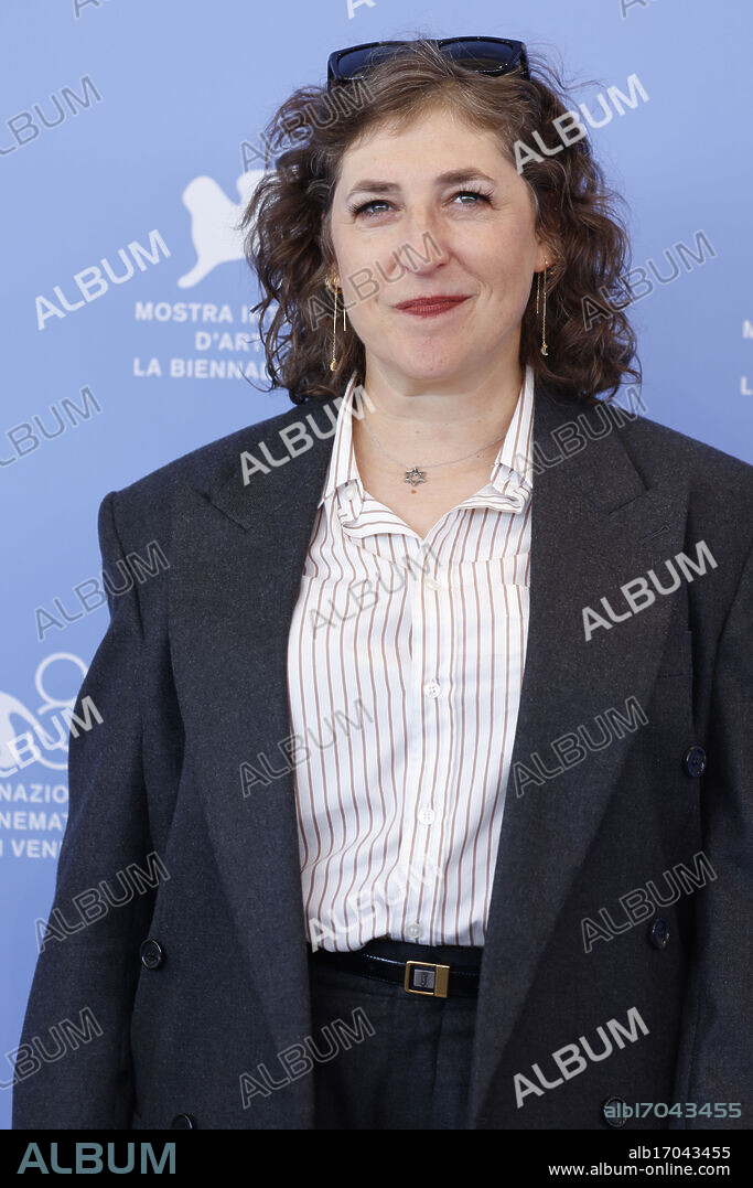 August 31, 2025, Venice, Italy: Mayim Bialik poses at the photocall of 'Father Mother Sister Brother' during the 82nd Venice International Film Festival at Palazzo del Casino on the Lido in Venice, Italy, on 31 August 2025. Photo: Alec Michael (Credit Image: © Alec Michael via ZUMA Press).