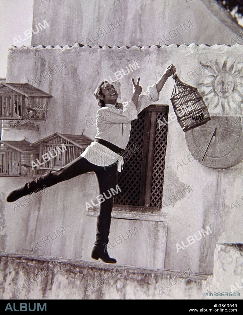 ANTONIO. ANTONIO RUIZ SOLER. BAILARIN ESPAÑOL. SEVILLA 1921-1996. BAILANDO EN LA OBRA " EL SOMBRERO DE TRES PICOS " , AÑO 1973.
