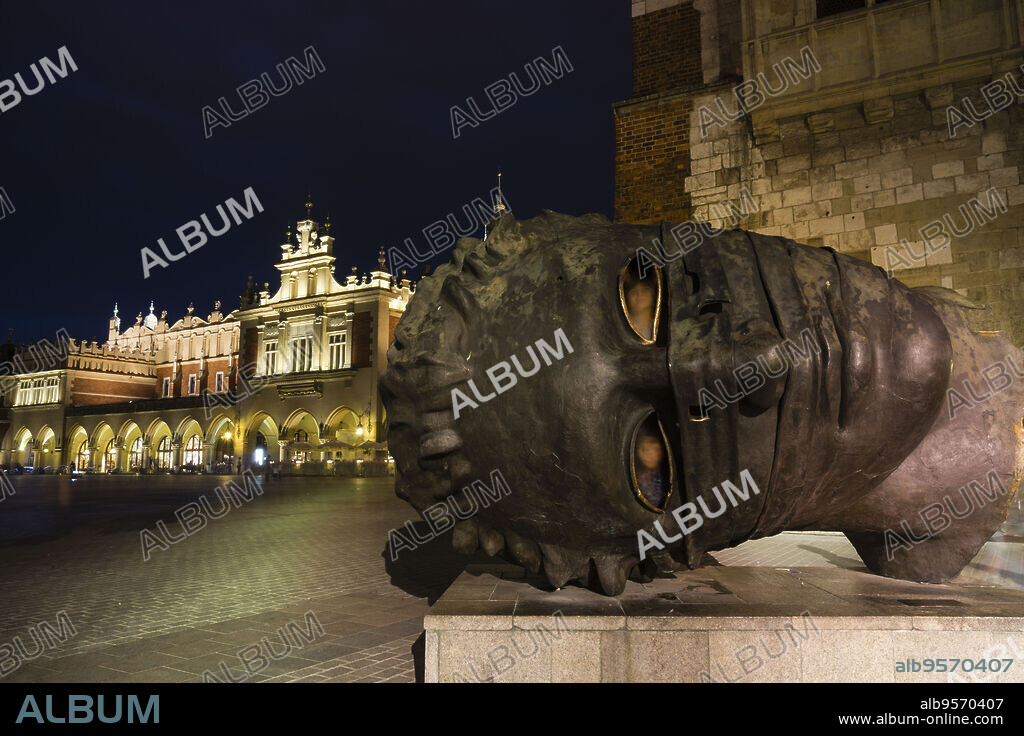 Eros Bendato,escultura de Igor Mitoraj, Rynek Gówny , plaza del mercado, Cracovia , voivodato de Pequeña Polonia,Polonia, eastern europe.