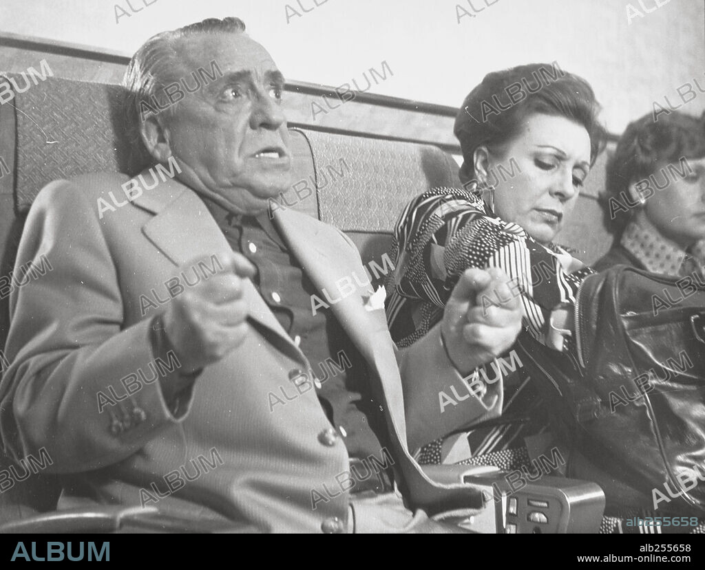 FLORINDA CHICO and PACO MARTINEZ SORIA in EL ALEGRE DIVORCIADO, 1976, directed by PEDRO LAZAGA. Copyright FILMAYER.