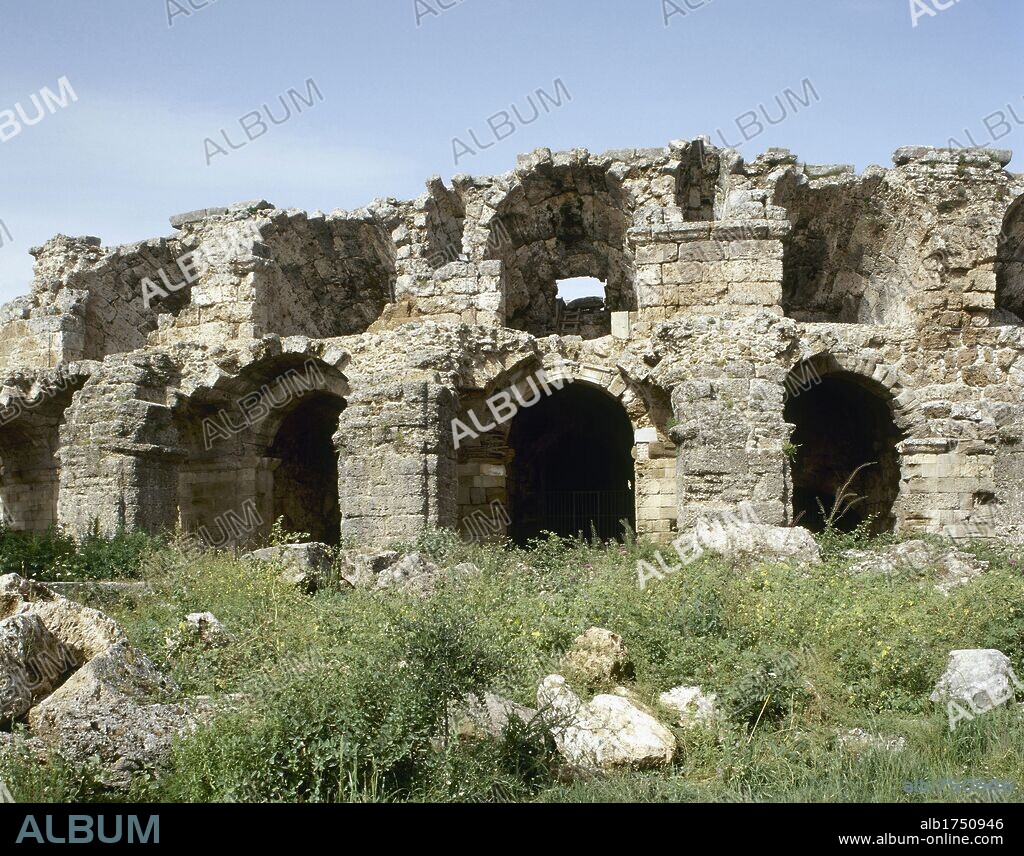 ARTE ROMANO. ASIA MENOR. TURQUIA. TEATRO DE SIDE. Vista parcial de las GRADAS desde el exterior del edificio. Tenía una capacidad para 15.000 espectadores. Se reconstruyó hacia mediados del S.II d.C. siendo destruido el escenario y la fachada tras un terremoto. Península Anatólica.