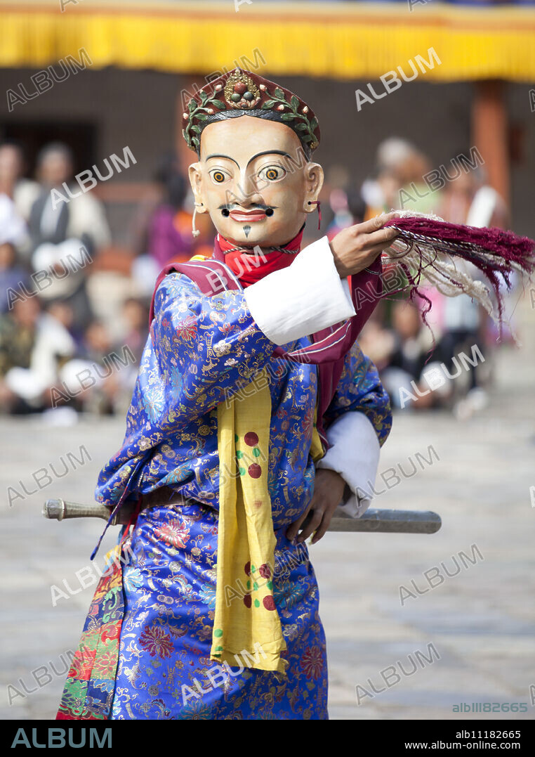 Monk performing traditional masked dance at the Wangdue Phodrang Tsechu, Wangdue Phodrang Dzong, Wangdue Phodrang (Wangdi), Bhutan, Asia.