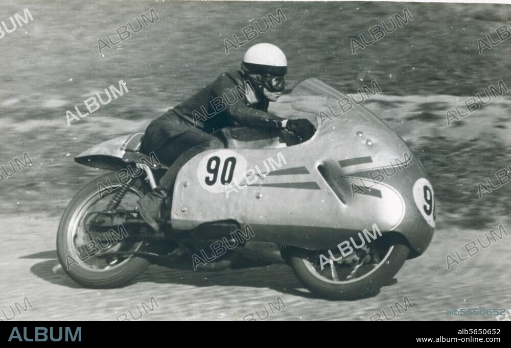 Verkehr / Motorsport / Motorradrennen. Internationale Meisterschaften auf der Rennstrecke Sachsenring, Hohenstein-Ernstthal (Sachsen, DDR) 1956: DKW im Rennen der 350 ccm-Klasse. Foto. Aus einem Photoalbum "Sachsenring 1956". Frankfurt am Main, Privatsammlung.