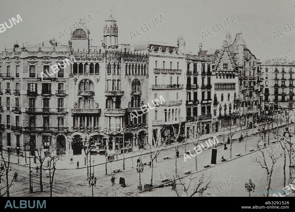 LLUÍS DOMÈNECH I MONTANER, JOSEP PUIG I CADAFALCH et ANTONI GAUDÍ. Manzana de la discordia (Barcelona). Fotografia donde se pueden ver la casa Lleó Morera, la casa Amatller y la casa Batlló. 1910.