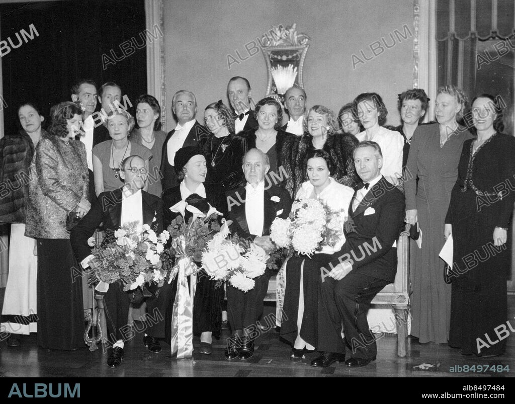 OKÄNT FOTODATUM.. Utan bildtext. Not. Rolf de Maré (i mitten) tv om honom Jenny Hasselquist. R de Maré, 1888-1964, grundare av Svenska baletten i Paris J Hasselquist, 1894-1978, dansös, filmskådespelare och balettpedagog. Premiärdansös 1915, knöts 1920 till Svenska Baletten i Paris. CD149 persons: Rolf de Maré ;Jenny Hasselquist sites: SVERIGE.