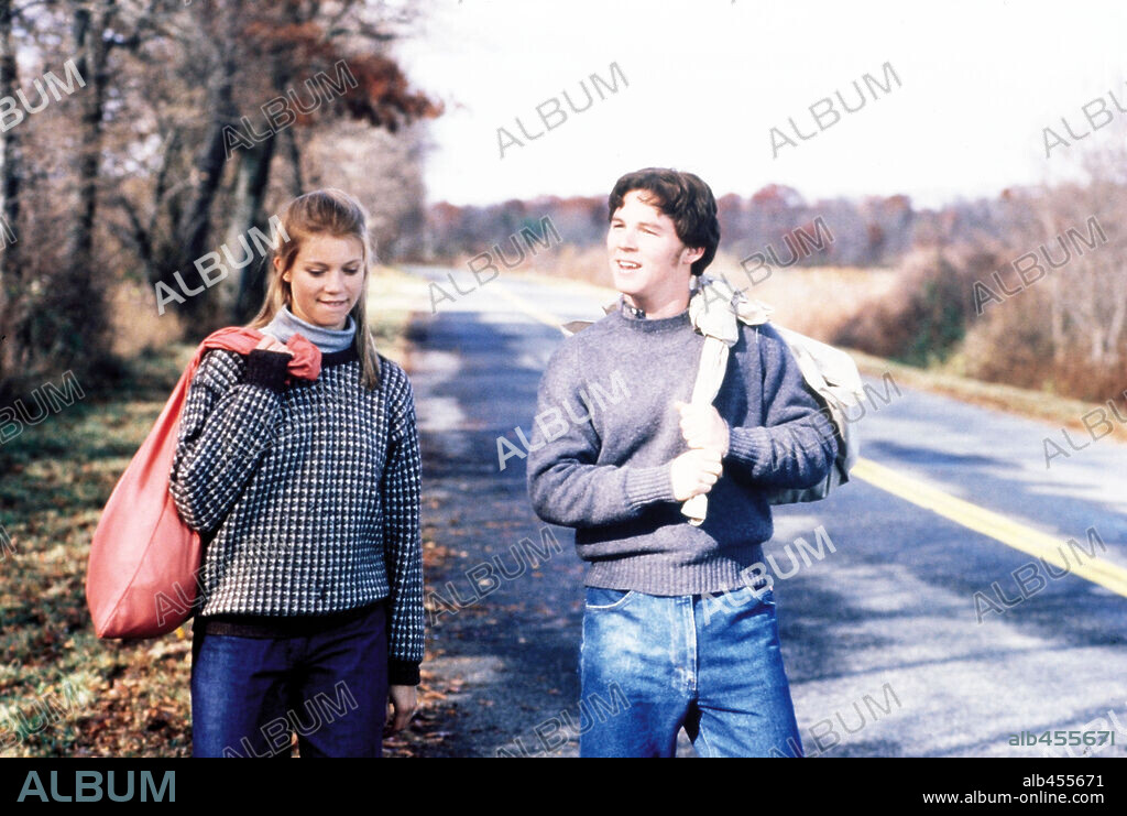 AMY SMART and SHAWN HATOSY in OUTSIDE PROVIDENCE, 1999, directed by MICHAEL CORRENTE. Copyright MIRAMAX / SUTHERLAND, NOEL.