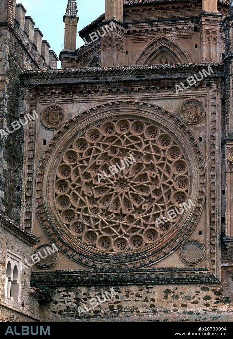 ROSETON DE LA FACHADA PRINCIPAL DE LA IGLESIA DEL MONASTERIO DE GUADALUPE - SIGLO XV - ARQUITECTURA GOTICO MUDEJAR.