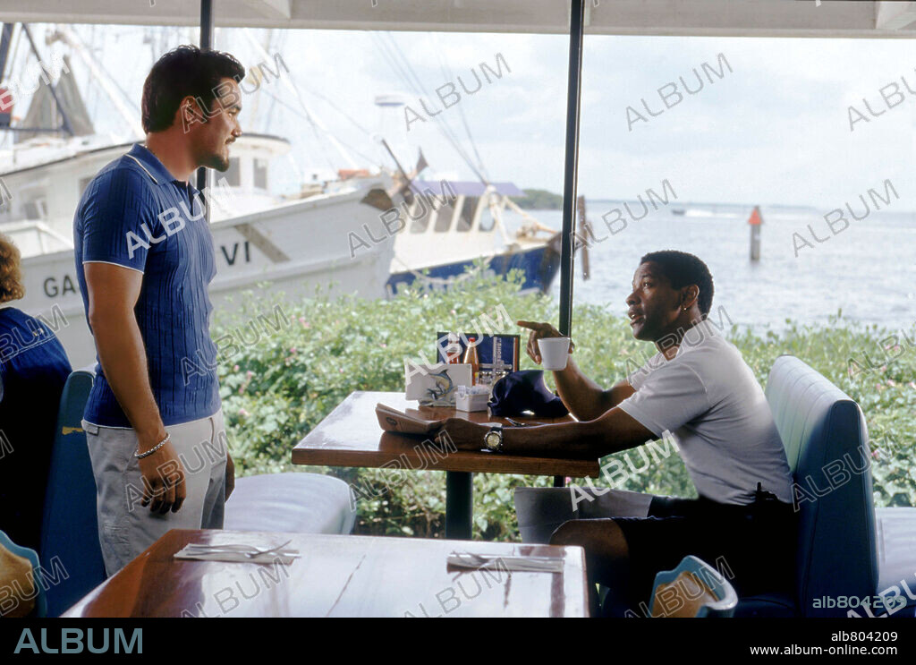 DEAN CAIN y DENZEL WASHINGTON en A CONTRARRELOJ, 2003 (OUT OF TIME), dirigida por CARL FRANKLIN. Copyright METRO GOLDWYN MAYER / GOODE, NICOLA.