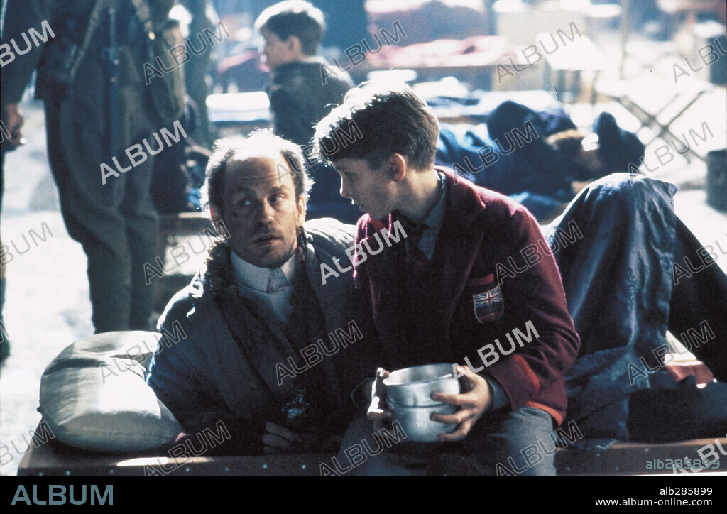 CHRISTIAN BALE y JOHN MALKOVICH en EL IMPERIO DEL SOL, 1987 (EMPIRE OF THE SUN), dirigida por STEVEN SPIELBERG. Copyright WARNER BROTHERS.