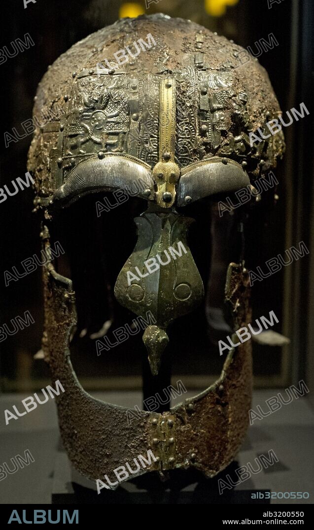 Casco de hierro con aplicaciones de hierro. Inspirado en un modelo de casco romano. Procedente de Vendel, provincia de Uppland (Suecia). 550-800. Museo Histórico (Swedish History Museum). Estocolmo. Suecia.