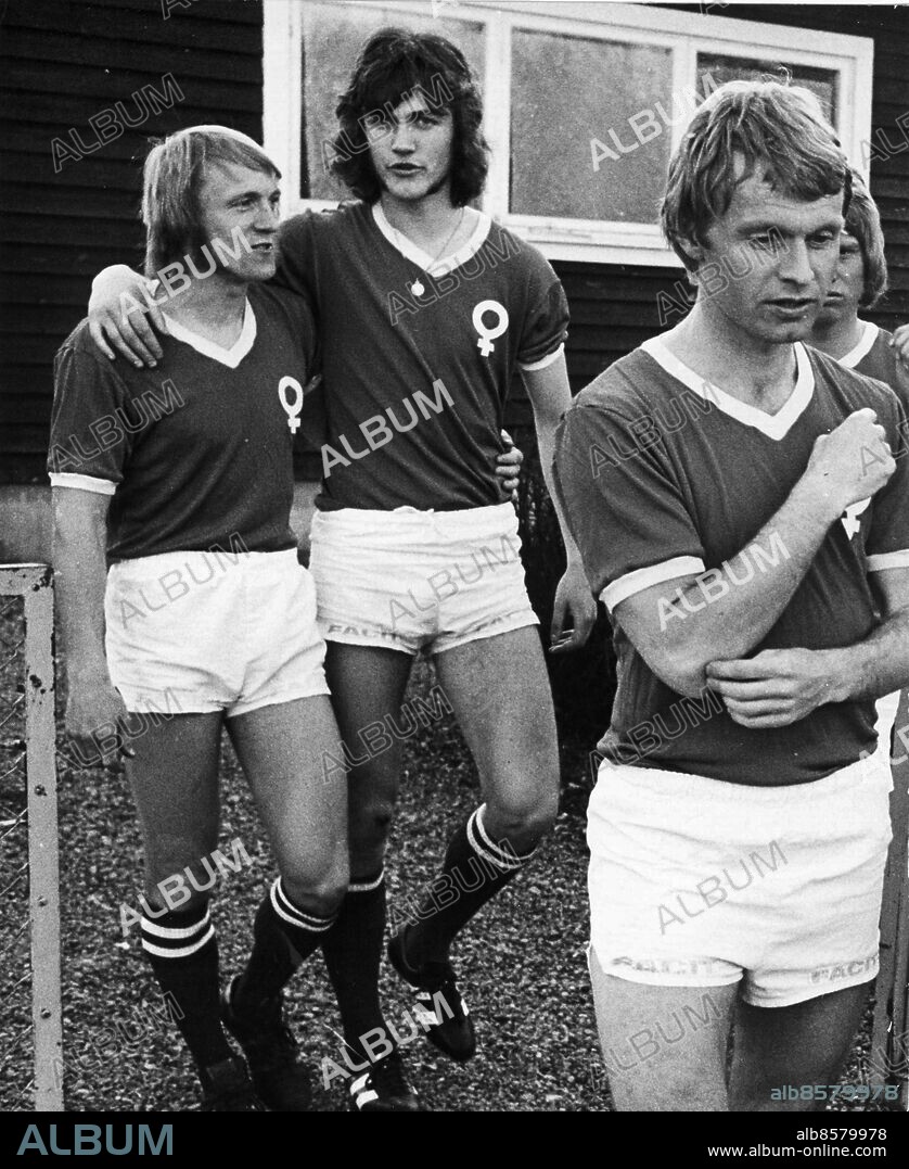 1970-tal.. Åtvidabergs FF. Roland Sandberg och Ralf Edström med armarna om varandra. I förgrunden Ingvar Svensson, som tidigare spelat för IFK Göteborg. *** Local Caption *** GP Foto: Alf Weihed / Kamerareportage / TT / Kod: 2524.