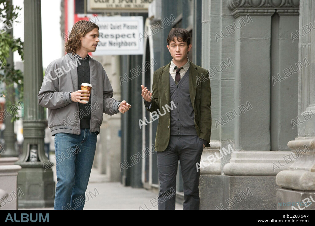 JOSEPH GORDON-LEVITT and MATTHEW GRAY GUBLER in [500] DAYS OF SUMMER, 2009, directed by MARC WEBB. Copyright FOX SEARCHLIGHT PICTURES.