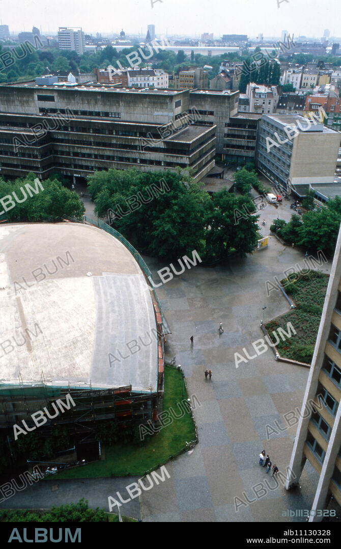 Walking around the buildings of the university in Hamburg, here view of the Auditorium Maximum, Germany 1988. (original german headline: Universität Hamburg).