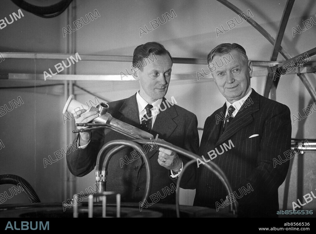 Orig. bildtext... PROF. MANNE O KAI SIEGBAHN Anm. K. Siegbahn, 1918, son till Manne Siegbahn, fysiker som fick nobelpriset i fysik 1981, delat med Nicholas Bloembergen och Arthur Schawlow M. Siegbahn, 1886-1978, fysiker som fick 1924 års nobelpris i fysik (utdelat 1925) persons: Kai Siegbahn ;Manne Siegbahn sites: SVERIGE.