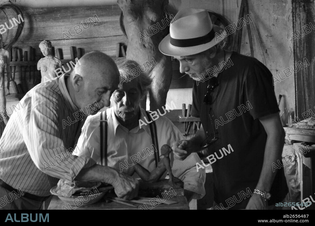 FERNANDO TRUEBA, JEAN ROCHEFORT and MICHEL BRIGAND in EL ARTISTA Y LA MODELO, 2012, directed by FERNANDO TRUEBA. Copyright BONNE PIOCHE.