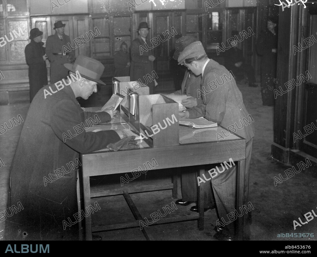 Göteborg - 1942-04-16 -. Män står vid skrivpulpeter i någon slags myndighet - *** Local Caption *** GT Låda Krep 2013-03. KAMERAREPORTAGE.