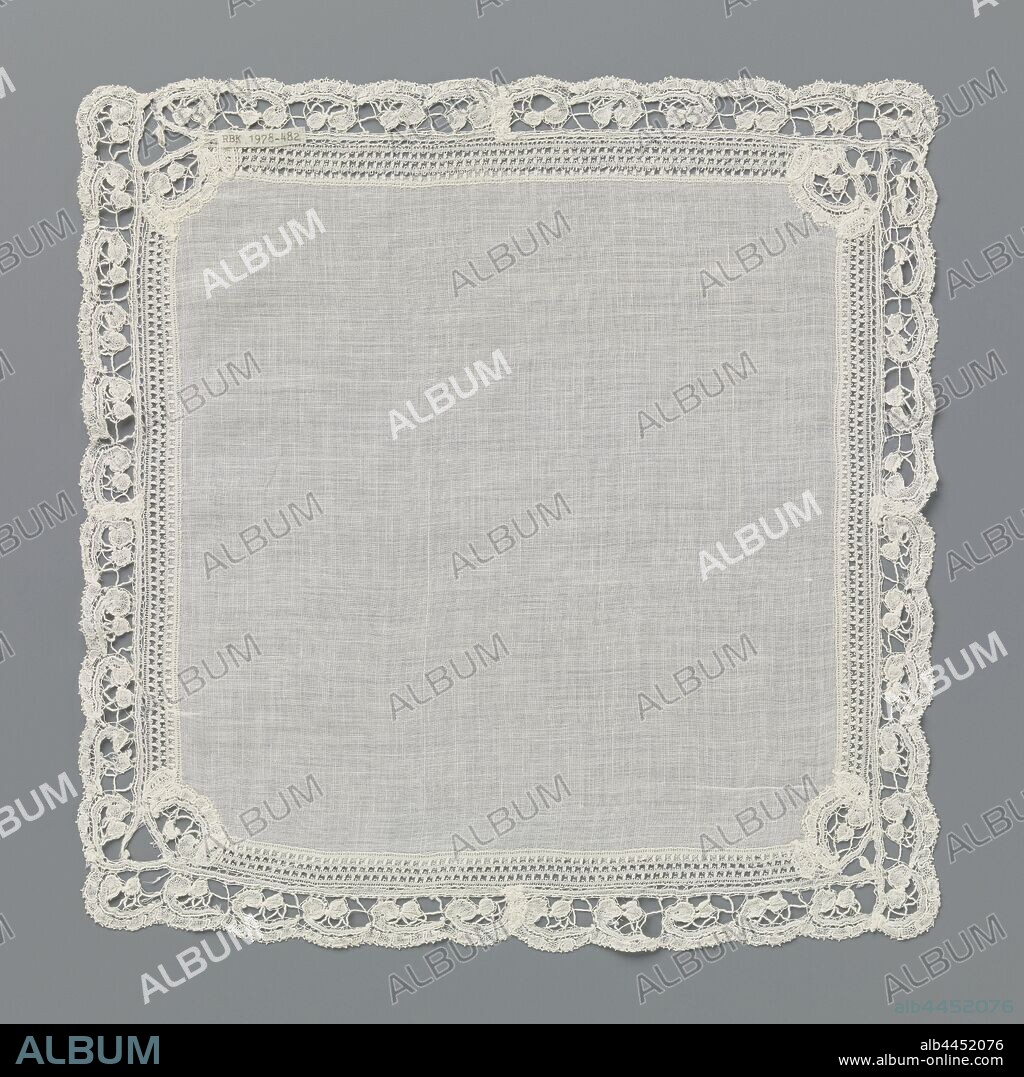 Handkerchief of batist with double decorative frame with leather and j-shaped motifs, Handkerchief of natural-colored batist finished around with natural-colored bobbin lace: fine Bruges floral work. The bobbin lace consists of a double decorative frame along the edges of the handkerchief. The inner decorative frame consists of four extremely narrow lines that are connected to each other by square shapes. The decorative filling that makes up this list is also called 'leerkens' (ladders). Attached to this is the second, outer, decorative frame with a repeating pattern of one row of J-shaped curls with a dot above the curling end. The J-shaped motifs are connected to each other and to the inner decorative frame with a braided base. Outside they are connected to the faint scallop edge, which is formed by a concatenation of squares, alternately made in linen and net strokes, around which a thick contour thread winds. In every corner there is a J-shaped motif with ditto patches placed across the corner, but then the patches are directed inwards and touch the batist. The motifs are made in linen strokes and partly in net strokes (the squares) with openwork edges and thick contour lines. The scallop edge is finished with picots., anonymous, Bruges, c. 1890, cotton (textile), batiste, bobbin lace, l 30 cm × w 30 cm w 5 cm.