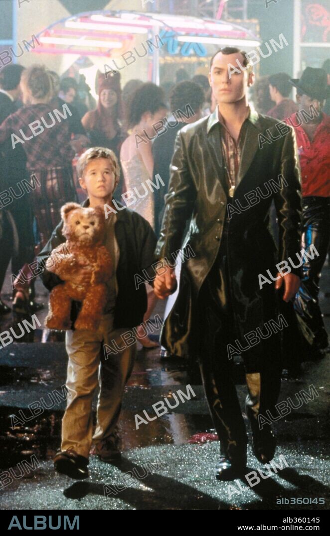 HALEY JOEL OSMENT and JUDE LAW in A. I. ARTIFICIAL INTELLIGENCE, 2001, directed by STEVEN SPIELBERG. Copyright WARNER BROS. PICTURES / JAMES, DAVID.