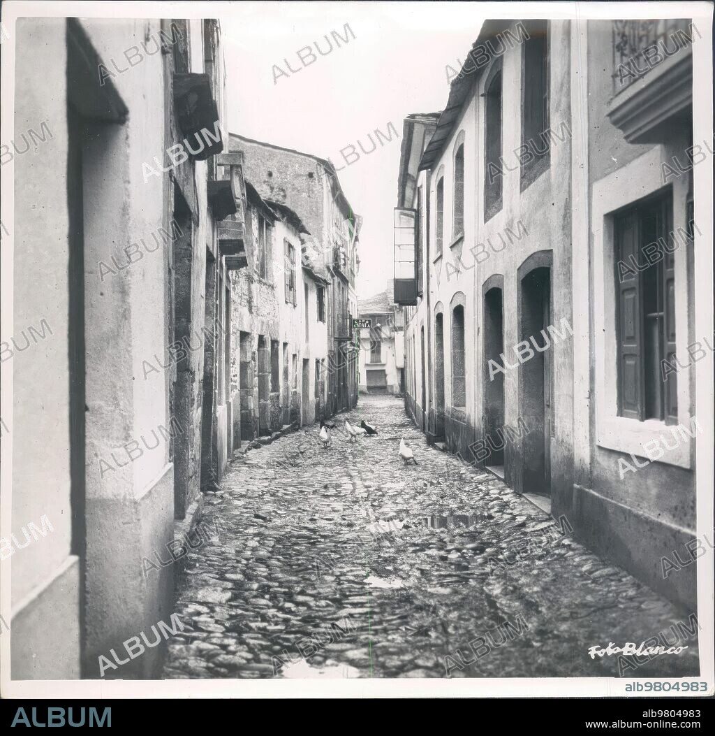 1950. Calle Típica del pueblo de Portomarin.
