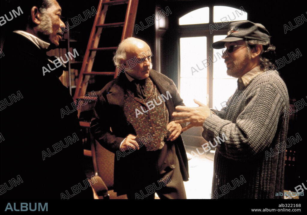 ANTHONY HOPKINS, MORGAN FREEMAN y STEVEN SPIELBERG en AMISTAD, 1997, dirigida por STEVEN SPIELBERG. Copyright TM & DREAMWORKS / COOPER, ANDREW.