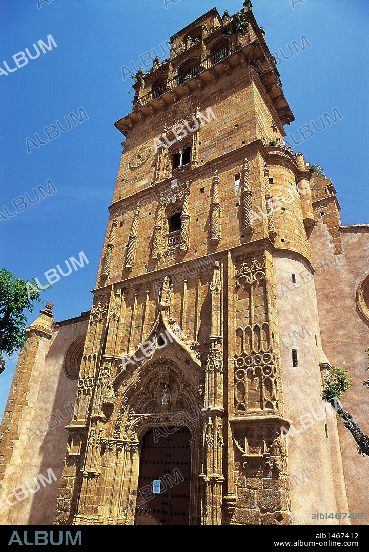 EXTREMADURA. AZUAGA. Vista de la IGLESIA DE NUESTRA SEÑORA DE LA CONSOLACION, construida entre los siglos XV y XVI en estilo gótico isabelino. Declarada monumento histórico artístico en el año 1992. Provincia de Badajoz. España.