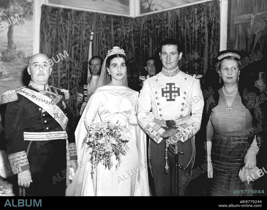 9 abril 1950. Boda de Carmen franco polo con Cristóbal Martínez Bordiú. El general Franco, padrino de la ceremonia posa con los Reienc Casados y la madrina.