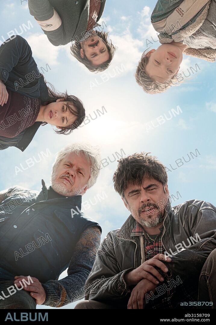 BENICIO DEL TORO, FEDJA STUKAN, MELANIE THIERRY, OLGA KURYLENKO y TIM ROBBINS en UN DIA PERFECTO, 2015 (A PERFECT DAY), dirigida por FERNANDO LEON DE ARANOA. Copyright MEDIAPRO/REPOSANDO PRODUCCIONES/TVE.