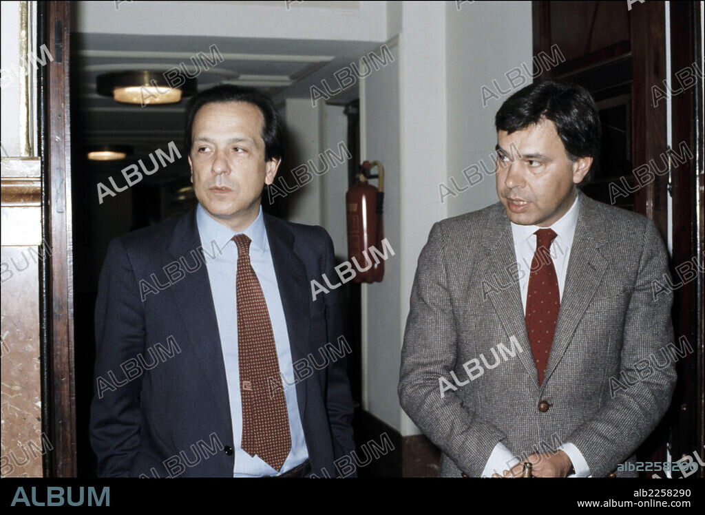 LEDESMA, FERNANDO. POLITICO ESPAÑOL. FOTO JUNTO A FELIPE GONZALEZ EN LOS PASILLOS DEL CONGRESO DE LOS DIPUTADOS.