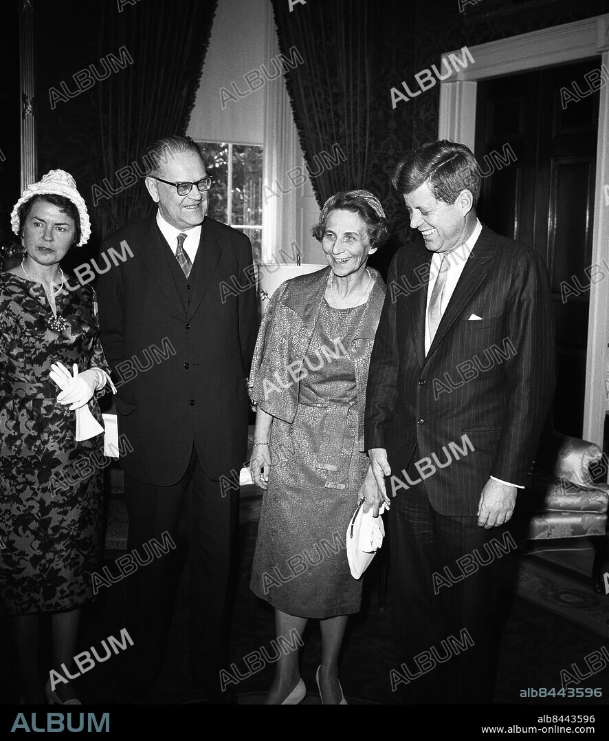 WASHINGTON 1961-03-29 . Statsminister Tage Erlander (S) med fru Aina träffar president John F Kennedy under ett besök i Vita huset i Washington DC.T v Agnes Jarring.. Foto: TT Historical / kod 1900.