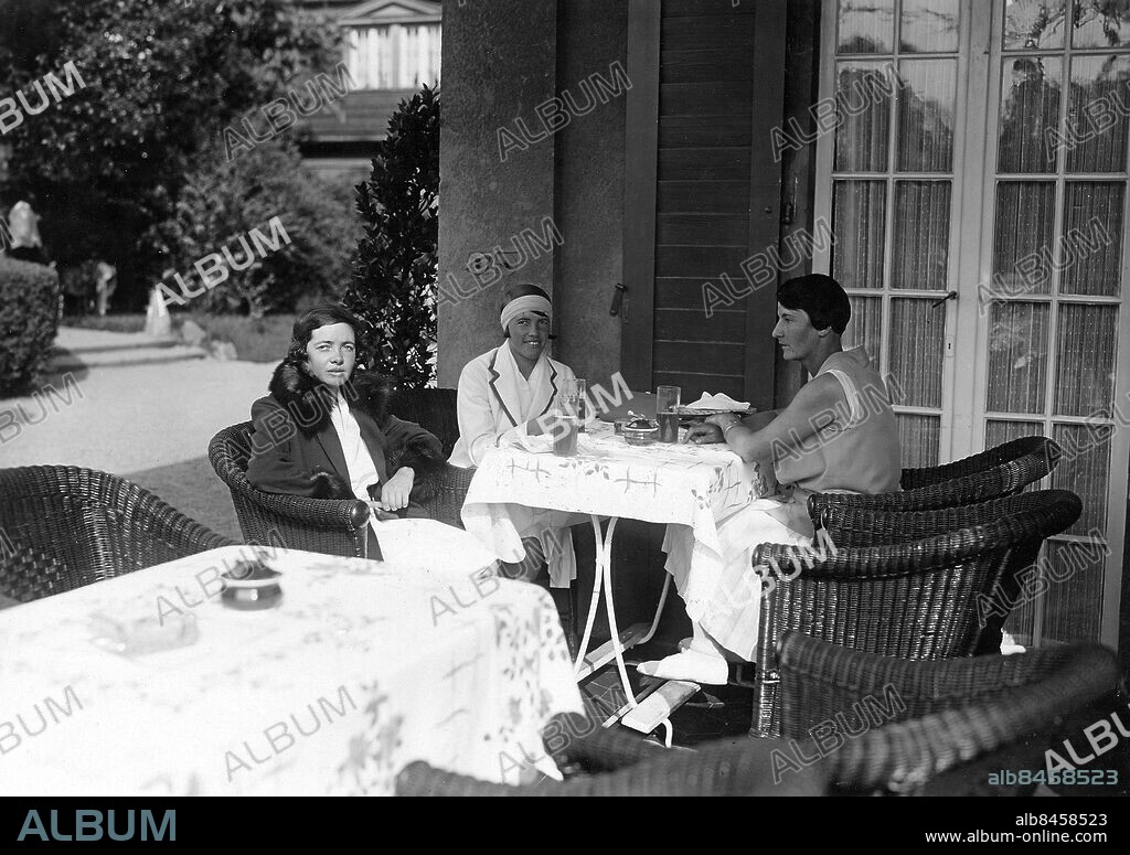 TYSKLAND BERLIN 1929. Orig. bildtext... ROT/WEISS TURNIER IM GRUNEWALD. Paula v. Reznicek (rechts) mit den Teilnehmerinnen E. Tapscott-Südafrika (links) und R.Tapscott-Südafrika (mitte). Foto: Verlag Scherl / AB Text & Bilder / SVT / Kod: 5600 Mapp: Rex - Reö P v Reznicek, 1895-1976, tysk tennisspelare och författare. Daphne Ruth "Billie" Tapscott, 1903-1970, sydafrikansk tennisspelare. Elaine Tapscott, 1901-1980, sydafrikansk tennisspelare. Systrarna Tapscott turnerade i Europa 1929. Trio Syskon Systrar persons: BILLIE TAPSCOTT;PAULA VON REZNICEK;ELAINE TAPSCOTT sites: SYDAFRIKA*;BERLIN;TYSKLAND PhotoDate:1929-??-??.