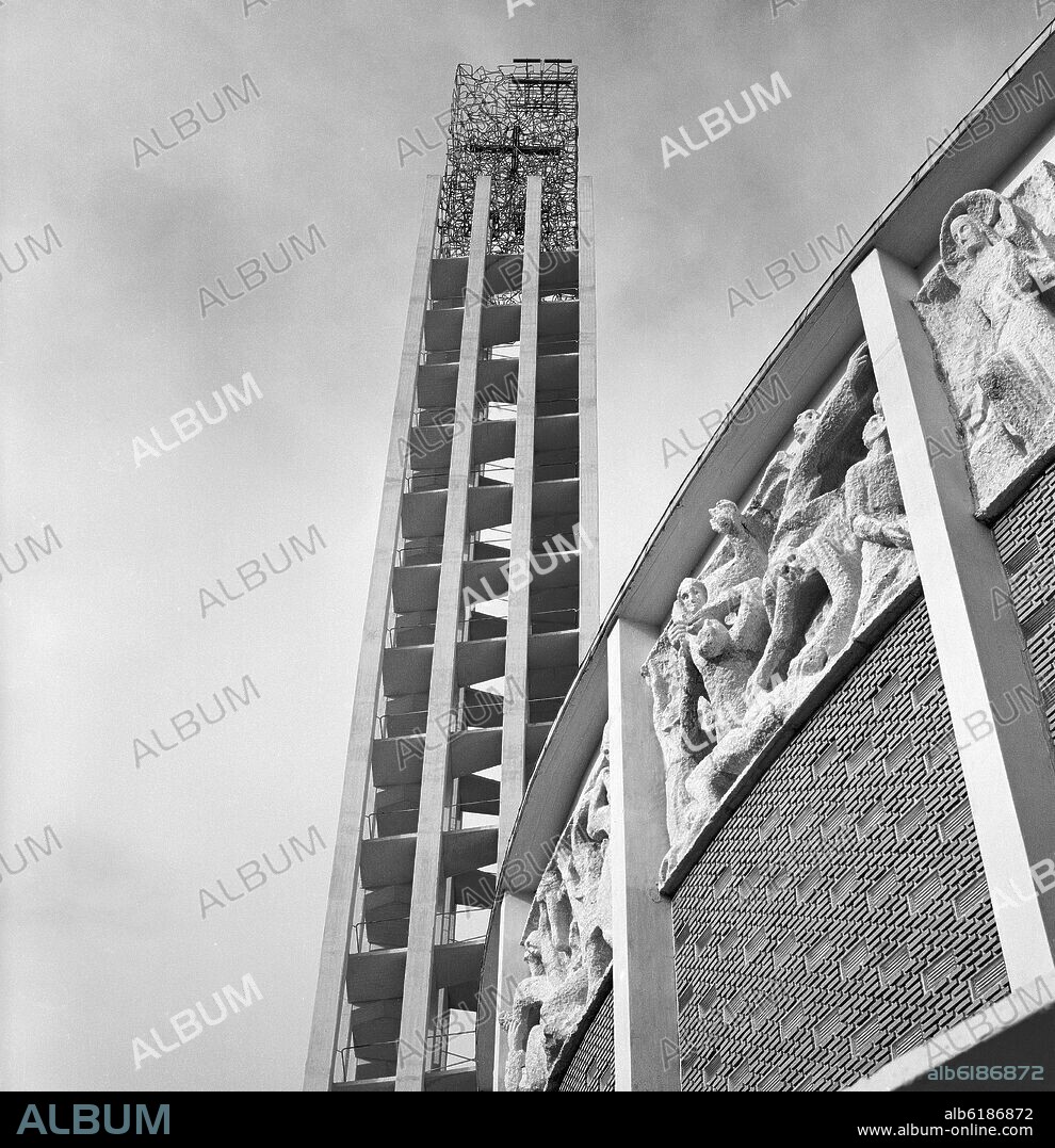 MIGUEL FISAC. TORRE DE LA IGLESIA DE LOS PADRES DOMINICOS - 1955 - FOTOGRAFIA EN BLANCO Y NEGRO - AÑOS 60.