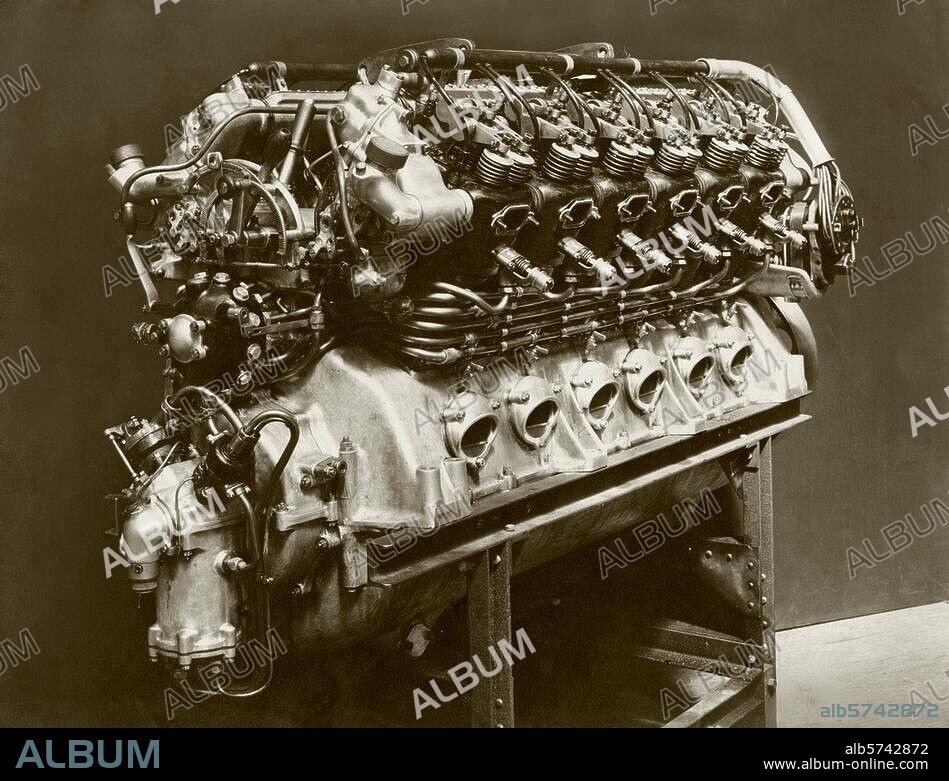 Technology / Internal Combustion Engine. Maybach airship engine of the Zeppelin LZ 126 (built 1922-24). Photo.