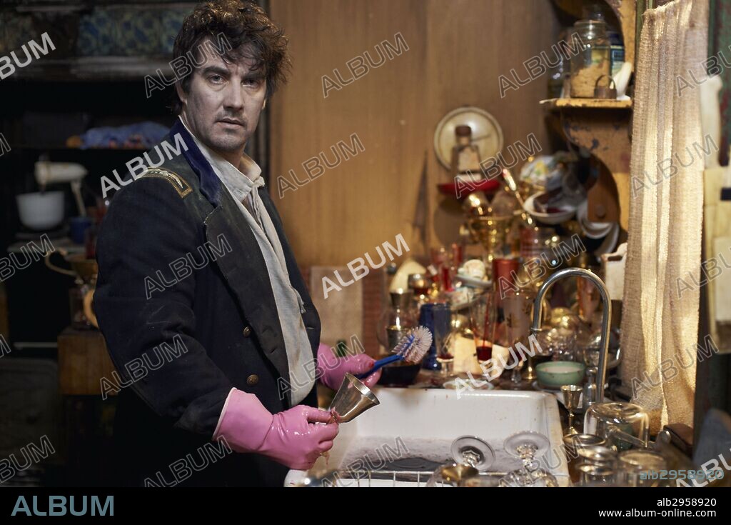 JONNY BRUGH en LO QUE HACEMOS EN LAS SOMBRAS, 2014 (WHAT WE DO IN THE SHADOWS), dirigida por JEMAINE CLEMENT y TAIKA WAITITI. Copyright UNION FILMS/DEFENDER FILMS/FUNNY OR DIE/NEW ZEALAND FILM COM.