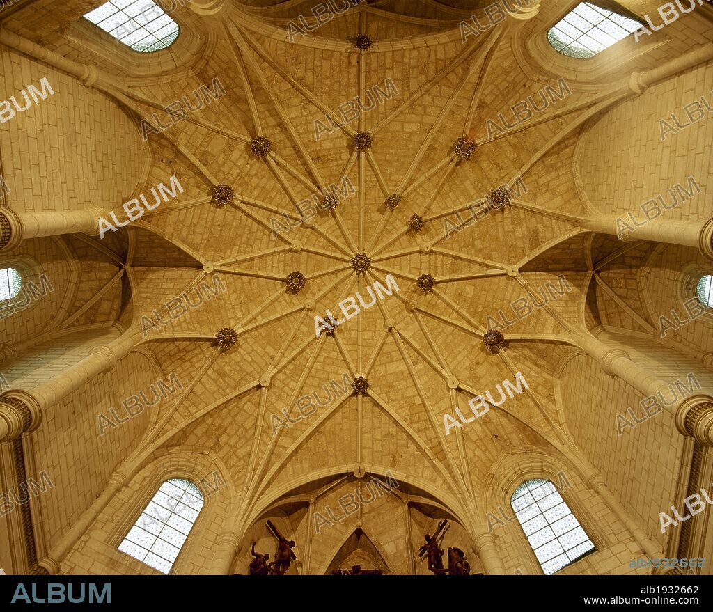 ARTE GOTICO-FLAMIGERO. ESPAÑA. CONVENTO DE SANTA CLARA. Vista de la CUPULA estrellada, realizada en estilo flamígero por GIL DE ONTAÑON en el siglo XV. BRIVIESCA. Provincia de Burgos. Castilla-León.