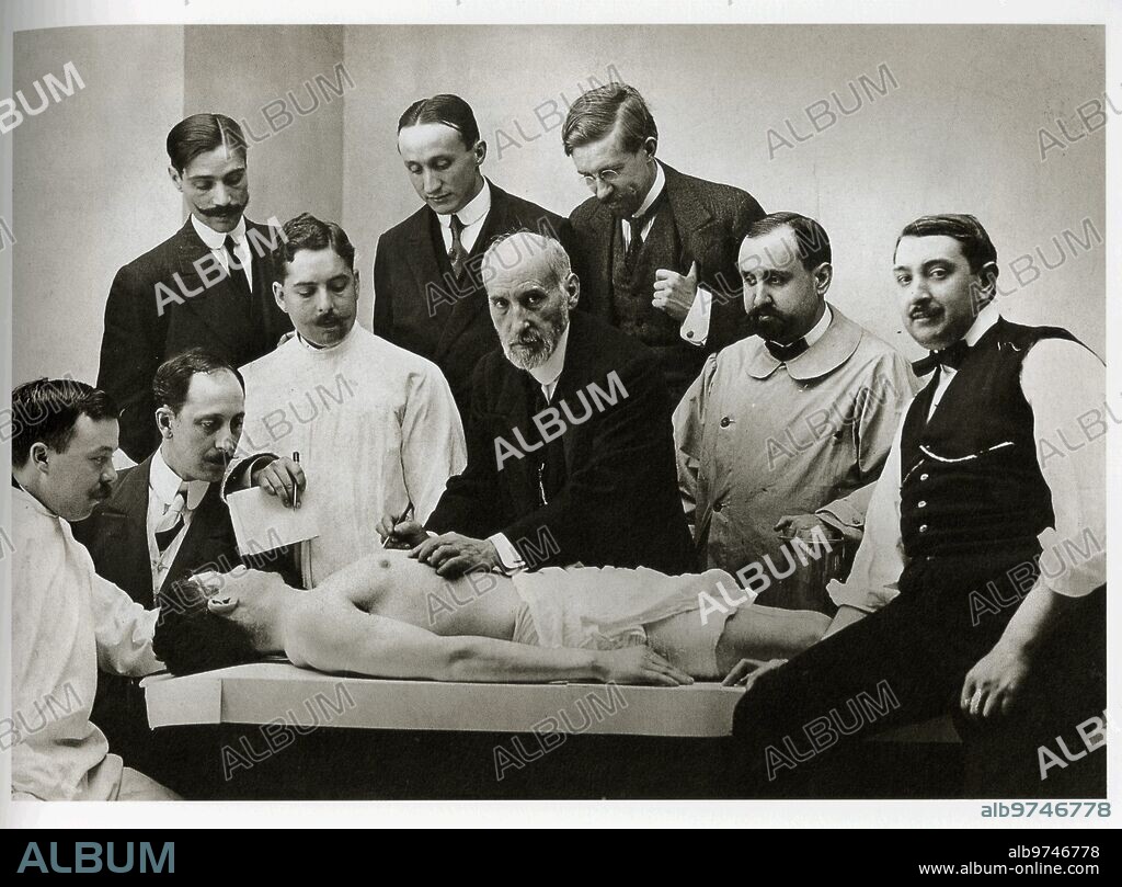 ALFONSO SÁNCHEZ PORTELA. 1915. Clase de disección de Ramón y Cajal junto a los doctores de su cátedra.