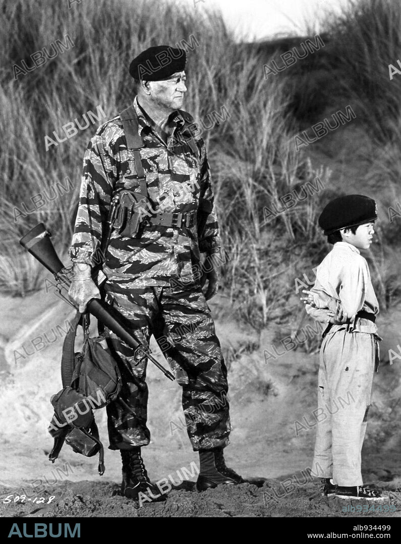 JOHN WAYNE en BOINAS VERDES, 1968 (THE GREEN BERETS), dirigida por JOHN WAYNE y RAY KELLOGG. Copyright WARNER BROS/SEVEN ARTS.