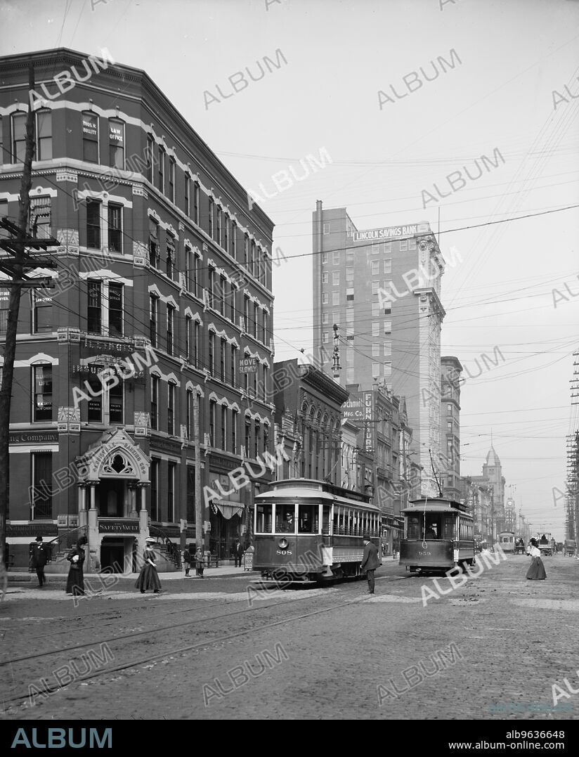Market Street, Louisville, Ky., between 1900 and 1910.