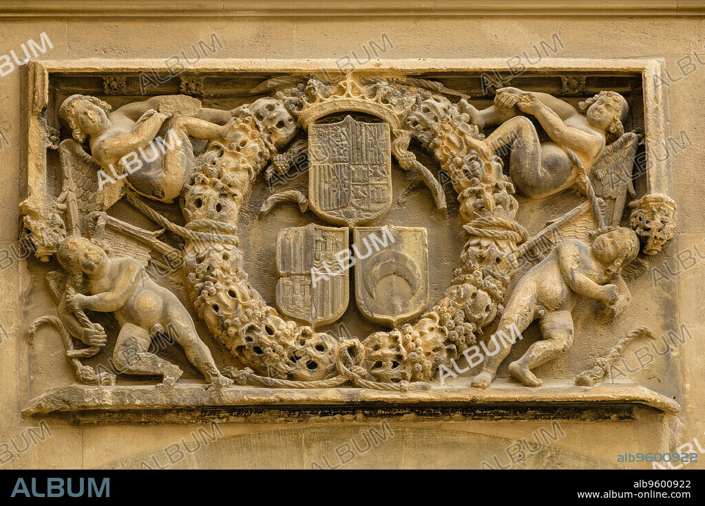 bajo relieve tardo gótico, representa los escudos de los Reyes Católicos, de la Universidad de la Ciudad y Reino, y el de Ramon Llull, Estudio General Luliano, institución docente fundada en el siglo XV, Palma, Mallorca, balearic islands, Spain.