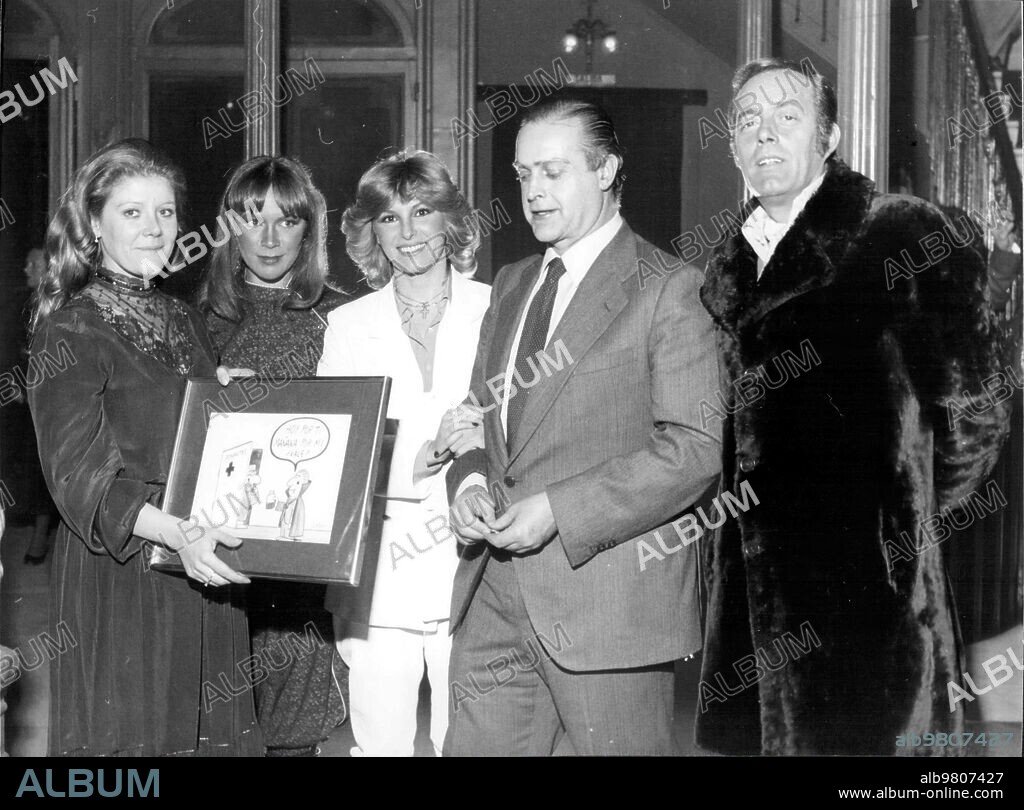 1982. Un chiste alusivo de Summers, donado A la cruz Roja Española, Protagoniza esta foto de María Garralón, África Pratt, Mónica cano y Ricardo Marino, que Acompañan A don Enrique de la Mata, Momentos antes de la Pepresentación Benéfica de la Obra "feliz Cumpleaños", en el teatro Lara, en Madrid.