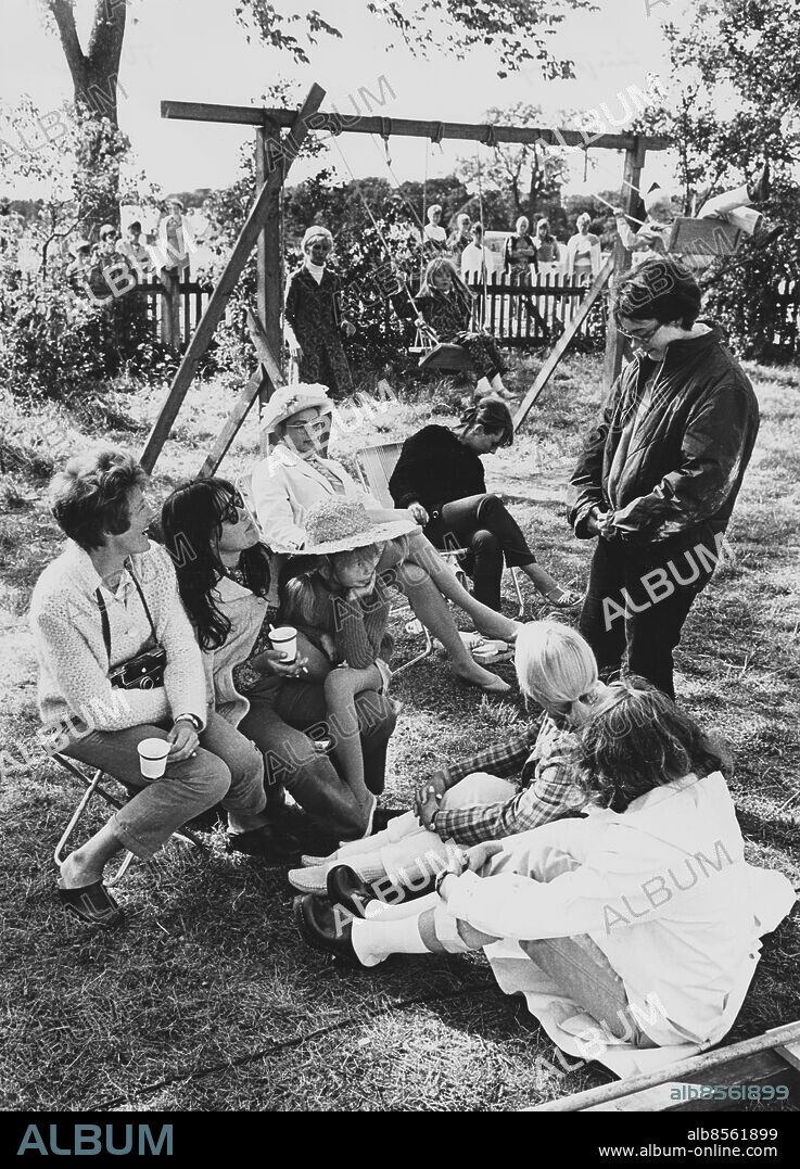1968.. ENDAST FÖR REDAKTIONELL PUBLICERING Inger Nilsson (Pippi Långstrump) och Margot Trooger (Fröken Prysselius) tillsammans med filmteam Skådespelare Rast Paus persons: MARGOT TROOGER;INGER NILSSON sites: SVERIGE.