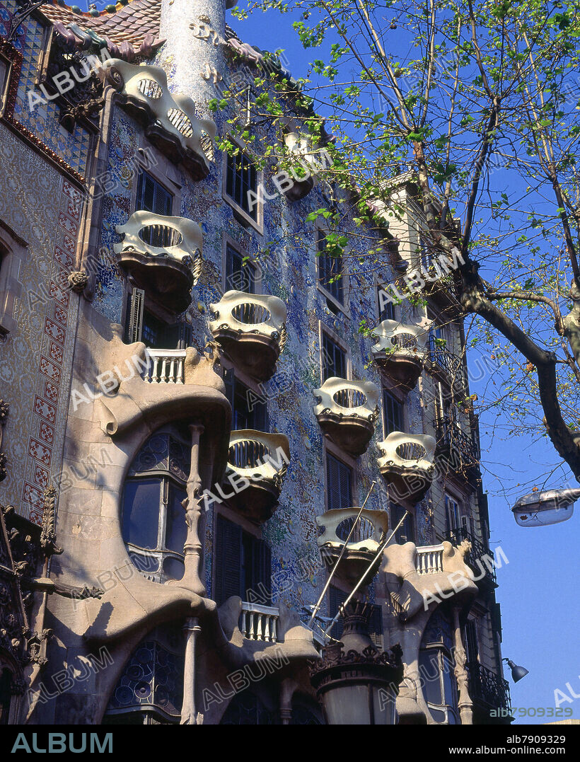 ANTONI GAUDÍ. EXTERIOR-FACHADA AL PASEO DE GRACIA-BALCONES Y VENTANALES OVALES - FOTO AÑOS 90.