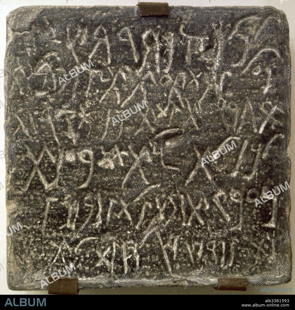 Estela con escritura fenicia. Pieza procedente de Nora. Fechada entre los siglos IX-III a. C. Museo Arqueológico de Cagliari. Isla de Cerdeña. Italia.