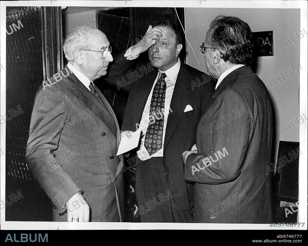 13 julio 1977. Don Manuel Fraga, Santiago Carrillo y tierno Galván en las Cortes.